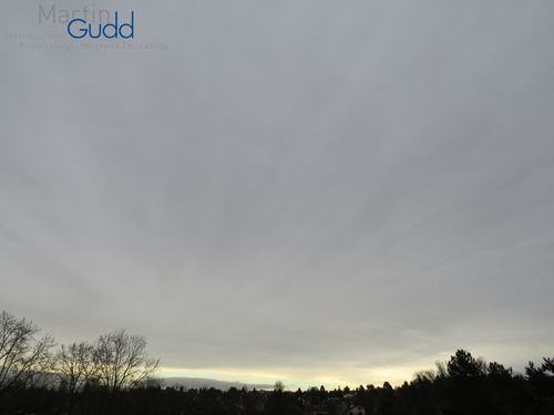 Ein typischer Altostratus mit Streifen