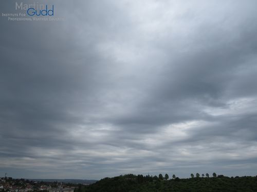 Im unmittelbaren Vorfeld von Asperitas: scharfrandiger Altocumulus opacus undulatus / Directly before the development of Asperatus: sharp-edged Ac op un