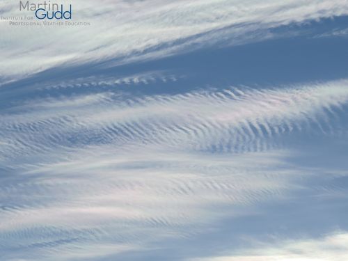 Sehr feiner Altocumulus undulatus (mit Irisieren)