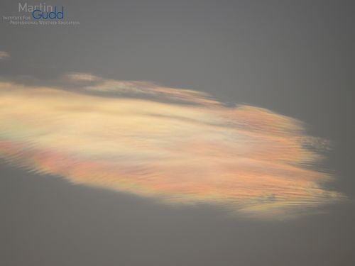 Irisierender Altocumulus lenticularis (Detail) / Iridescence at Altocumulus lenticularis (detail)