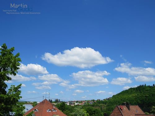 Wasserwolken (Beispiel kleiner Cumulus) / Water clouds (small Cumulus)