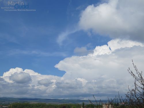 Altocumulus cumulogenitus in Übergang zu Altocumulus cumulonimbogenitus