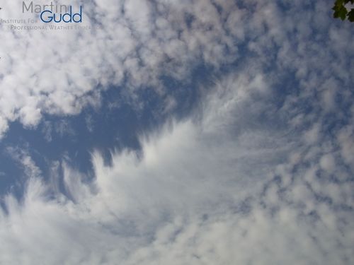 Altocumulus stratiformis translucidus cavum – langgestreckte Ausprägung